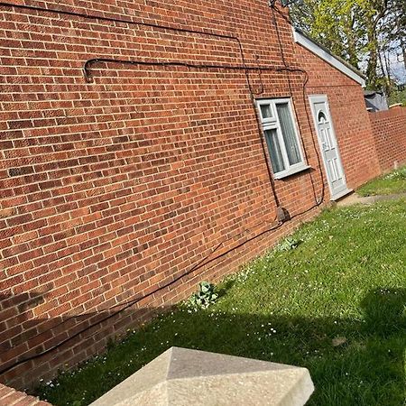 Travel Legend Stays 1 Bedroom Place With Hot Tub Farnham Royal Exterior photo