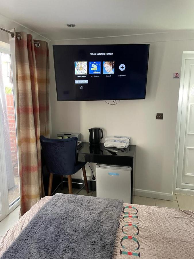 Travel Legend Stays 1 Bedroom Place With Hot Tub Farnham Royal Exterior photo